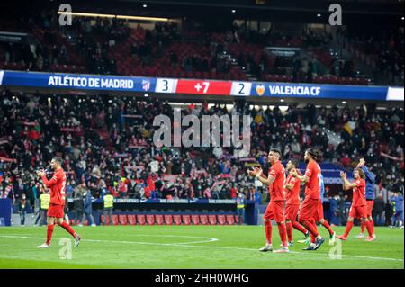 Madrid, Spanien. 22nd Januar 2021. Die Spieler von Atletico de Madrid feiern den Sieg nach einem Fußballspiel der spanischen 1. Liga zwischen Atletico de Madrid und Valencia CF in Madrid, Spanien, am 22. Januar 2021. Kredit: Gustavo Valiente/Xinhua/Alamy Live Nachrichten Stockfoto