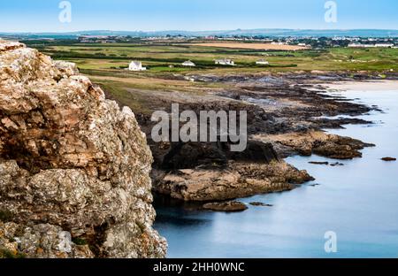 Viele zerklüftete Vorgebirge aus Granitfelsen, die an einem Mittsommertag in den ruhigen und glatten Atlantik ragen, mit ruhigem, friedlichem Wetter, klarem blu Stockfoto