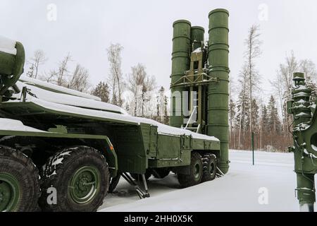 Flak-Raketenabwehrsystem. Russische Streitkräfte. Schwere russische Militärausrüstung auf einem Militärstützpunkt im Wald. Vorbereitung für den Raketenstart Stockfoto