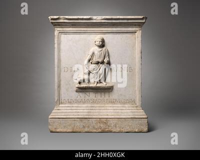 Grabaltar aus Marmor 1st Hälfte des 1st. Jahrhunderts n. Chr. Roman die Vorderseite des Altars ist in Hochrelief mit der Figur des Verstorbenen geschnitzt, die in der begleitenden, elegant geschnitzten lateinischen Inschrift Anthus genannt wird. Der Altar wurde von seinem Vater, L(ucius) Iulius Gamus, errichtet. Obwohl Anthus’ Alter nicht angegeben ist, starb er offenbar noch als Kind, da er als „(sein) süßester Sohn“ bezeichnet wird, und eine persönliche Note wird der Erleichterung gegeben, indem er Anthus mit seinem Haustier Hund zeigt. Grabaltar aus Marmor. Roman. 1st Hälfte des 1st. Jahrhunderts A.D.. Marmor. Frühkaiserlich, Julio-Claudian. Steinskulptur Stockfoto