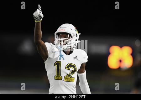 Honolulu, Hawaii, USA. 22nd Januar 2022. TRAVIS HUNTER (12) feiert seine Abhörung während der ersten Hälfte des Polynesian Bowls, der am 22. Januar 2022 im Kunuiakea Stadium, Honolulu, Hawaii, gespielt wurde. (Bild: © Steven Erler/ZUMA Press Wire) Stockfoto