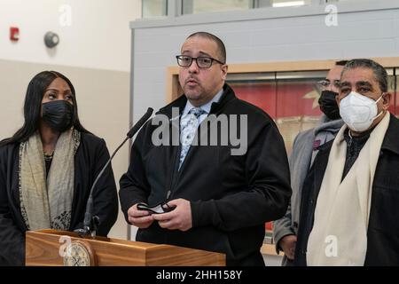 New York, NY - 22. Januar 2022: Staatssenator Gustavo Rivera spricht während des Bürgermeisters Eric Adams Q & A, nachdem er an der Public School 46 in der Bronx einen Gewehrrundtisch veranstaltet hatte Stockfoto