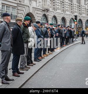 Veteranen in der Regent Street in London bereiten sich darauf vor, die Beschäftigten des NHS zu begrüßen, die gegen Maske- und Impfmandate protestieren. Stockfoto