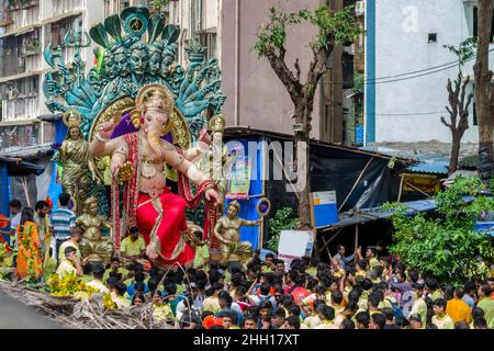 Das schöne Ganesha Idol von Chinchpoklicha Chintamani wird zu seinem mandal bei der Aagman Sohala Prozession gebracht Stockfoto