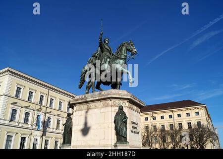 Denkmal für König Ludwig I., große bronzene Reiterstatue, am Odeonsplatz, erstellt 1862, von Max von Widnmann, München, Deutschland Stockfoto