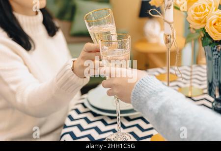 Nahaufnahme von Gläsern mit Champagner in weiblichen Händen. Stockfoto