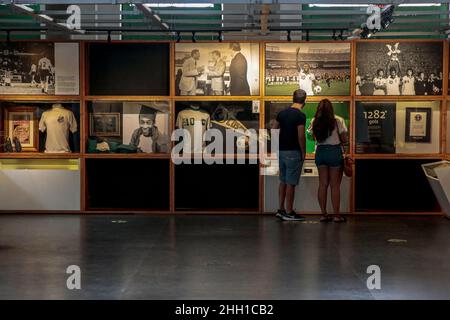 Santos, Brasilien. 22nd Januar 2022. Die Besucher sehen eine Sammlung, die dem Fußballspieler Edson Arantes do Nascimento, bekannt als Pelé, gewidmet ist, in dem Museum, das zu seinen Ehren in der Stadt Santos im brasilianischen Bundesstaat São Paulo eingerichtet wurde. Kredit: Suamy Beydoun/dpa/Alamy Live Nachrichten Stockfoto