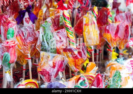 Süßigkeiten auf dem Weihnachtsmarkt. Bunte Bonbons auf dem Neujahr. Lutschende Lutscher auf der Theke des Ladens sind bunt Stockfoto