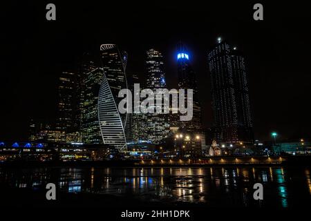 Moskau-Stadt im Winternebel. Es ist ein internationales Geschäftszentrum und ein Geschäftsviertel von Moskau. Stockfoto