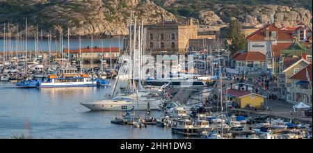 Marstrand Insel Panoramalandschaft mit Hafen und Booten im Kanal Stockfoto