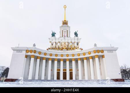 Historische Architektur der Zeiten der UdSSR in WDNKh in Moskau an einem sonnigen Wintertag Stockfoto