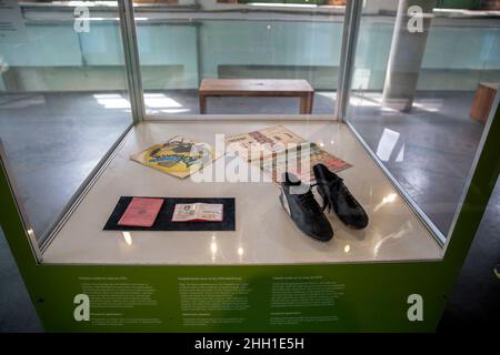 Santos, Brasilien. 22nd Januar 2022. Puma-Fußballschuhe, die Pelé bei der Weltmeisterschaft 1970 in Mexiko getragen hat, und sein diplomatischer Pass sind im Museum zu sehen, das dem Spieler in der Stadt Santos im brasilianischen Bundesstaat São Paulo gewidmet ist. Kredit: Suamy Beydoun/dpa/Alamy Live Nachrichten Stockfoto