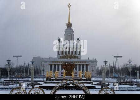 18. Dezember 2021. Moskau. Russland: Denkmal für Wladimir Lenin vor dem Zentralpavillon. Die Ausstellung der Errungenschaften der nationalen Wirtschaft VDNH Stockfoto