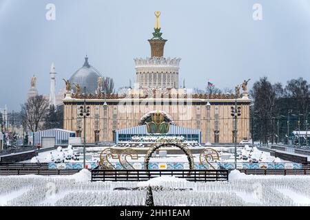 Bogen mit Skulpturen am Eingang zum VDNKh an einem frostigen Wintertag. 20. Dezember 2021. Moskau. Russland Stockfoto