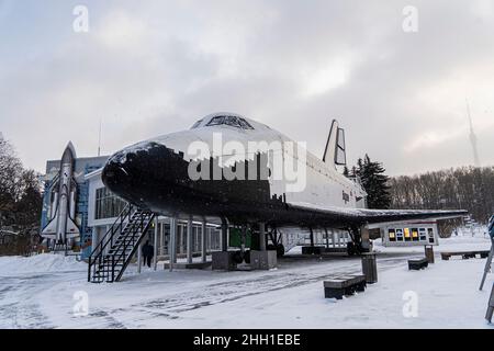 20. Dezember 2021. Moskau. Russland: Buran Space Shuttle am All-Russia Exhibition Centre oder VDNKh im Winter Stockfoto