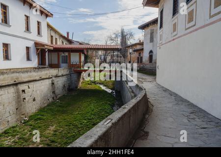 Blick auf die River Street in der Nähe von Khan's Palace im Bahchysaraiin Spring. Krim Stockfoto