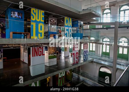 Santos, Brasilien. 22nd Januar 2022. Blick auf das Innere des Pelé-Museums. Es besteht aus drei Etagen, die der Karriere des größten Fußballspielers aller Zeiten gewidmet sind und sich in der Stadt Santos im Bundesstaat São Paulo, Brasilien, befindet. Kredit: Suamy Beydoun/dpa/Alamy Live Nachrichten Stockfoto