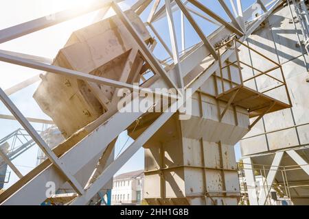 Sonnenbeleuchtete Struktur der modernen Bauanlage Stockfoto