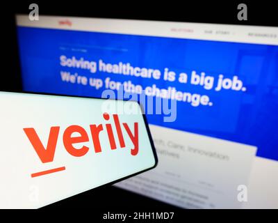 Mobiltelefon mit Logo des amerikanischen Forschungsunternehmens Verily Life Sciences LLC auf dem Bildschirm vor der Website. Konzentrieren Sie sich auf die Mitte links des Telefondisplays. Stockfoto