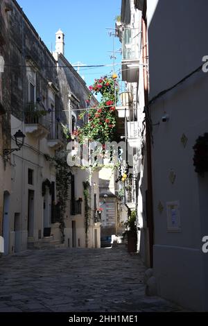 Blick auf eine Gasse in der Altstadt von Grottaglie, Taranto (Italien) Stockfoto