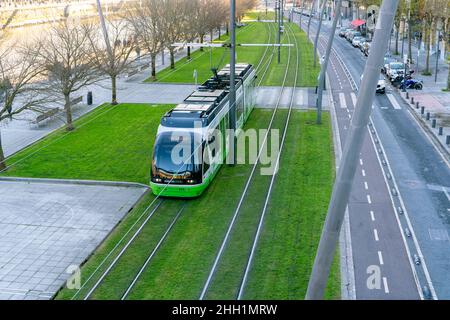 BILBAO, SPANIEN-18. DEZEMBER 2021 : die Stadtbahn Euskotren fährt auf der Straßenbahnlinie. Moderner Verkehr in Europa. Intelligente Stadt. Ansicht des Stadtrammers in der Nähe der r Stockfoto