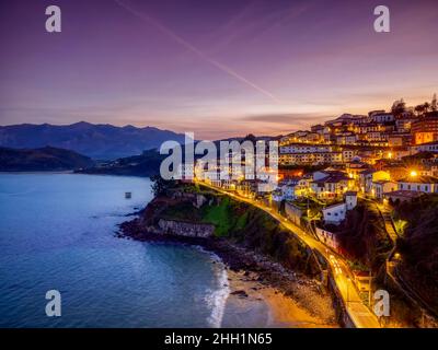 Blick auf Lastres, eines der schönsten Dörfer von Asturien, Spanien. Stockfoto