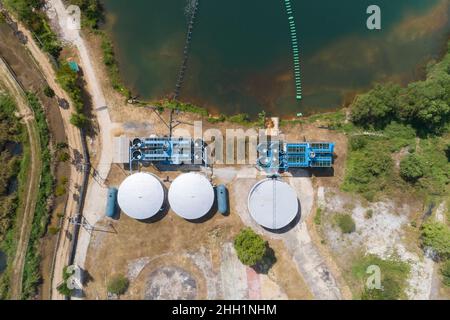 Luftdrohne Draufsicht auf Tankwasserspeicher Stockfoto