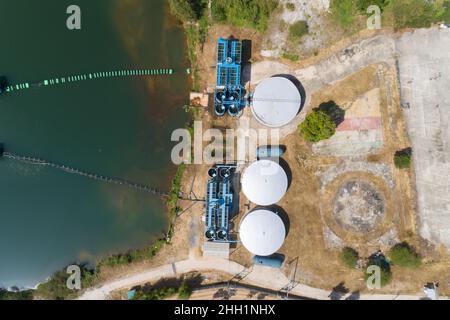 Luftdrohne Draufsicht auf Tankwasserspeicher Stockfoto