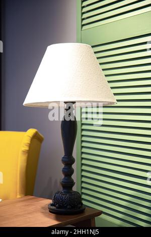 Tischstehleuchte im Innenraum des Raumes. Stockfoto
