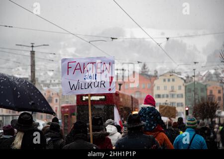 Innsbruck, Österreich. 22nd Januar 2022. Schild mit der Lektüre: „Fakten statt Despotismus! Hunderte von No-Vaxxern, covid Deniers, neonazis und so genannte erfahrungsorientierte Demonstranten nahmen am 22nd. Januar 2022 an einer Demonstration gegen die vorgeschriebenen Impfungen in Innsbruck, Österreich, Teil. Ab Februar gibt es in Österreich eine allgemeine obligatorische Impfung für alle. Rechtsextreme Aktivisten führten die Kundgebung lautstark und physisch an. (Foto: Alexander Pohl/Sipa USA) Quelle: SIPA USA/Alamy Live News Stockfoto