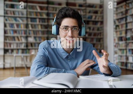 Glücklicher Studienanfänger in Brille und Kopfhörer, Porträt mit Kopfaufnahme Stockfoto