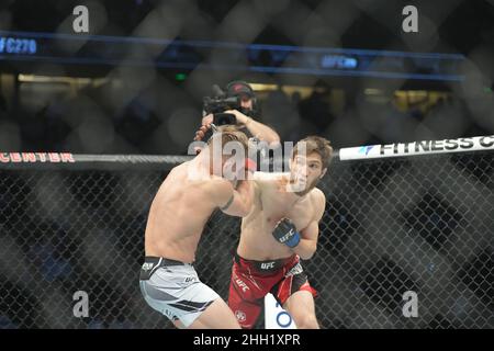 Anaheim, Kalifornien, Anaheim, CA, USA. 22nd Januar 2022. ANAHEIM, CA - JANUAR 22: (R-L) sagte, dass Nurmagomedov Cody Stamann in ihrem Bantamweight-Kampf während des UFC 270-Events im Honda Center am 22. Januar 2022 in Anaheim, Kalifornien, USA, schlägt. (Bild: © Louis Grasse/PX Imagens via ZUMA Press Wire) Stockfoto