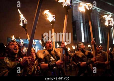 Shetland Vikings beleuchten das Eröffnungswochenende von Celtic Connections, als sie das Publikum in der Glasgow Royal Concert Hall mit brennenden Fackeln, Jubel und Songs begrüßen, die Helly AA feiern. Bilddatum: Samstag, 22. Januar 2022. Stockfoto