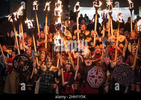 Shetland Vikings beleuchten das Eröffnungswochenende von Celtic Connections, als sie das Publikum in der Glasgow Royal Concert Hall mit brennenden Fackeln, Jubel und Songs begrüßen, die Helly AA feiern. Bilddatum: Samstag, 22. Januar 2022. Stockfoto