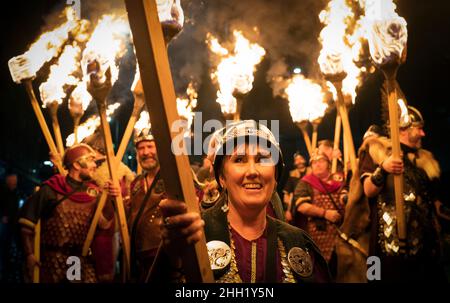 Shetland Vikings beleuchten das Eröffnungswochenende von Celtic Connections, als sie das Publikum in der Glasgow Royal Concert Hall mit brennenden Fackeln, Jubel und Songs begrüßen, die Helly AA feiern. Bilddatum: Samstag, 22. Januar 2022. Stockfoto