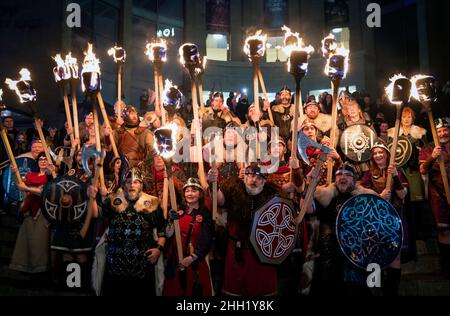 Shetland Vikings beleuchten das Eröffnungswochenende von Celtic Connections, als sie das Publikum in der Glasgow Royal Concert Hall mit brennenden Fackeln, Jubel und Songs begrüßen, die Helly AA feiern. Bilddatum: Samstag, 22. Januar 2022. Stockfoto