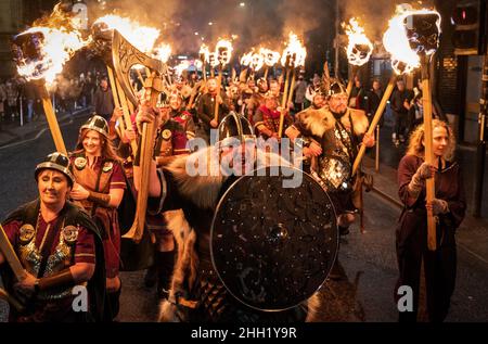 Shetland Vikings beleuchten das Eröffnungswochenende von Celtic Connections, als sie das Publikum in der Glasgow Royal Concert Hall mit brennenden Fackeln, Jubel und Songs begrüßen, die Helly AA feiern. Bilddatum: Samstag, 22. Januar 2022. Stockfoto