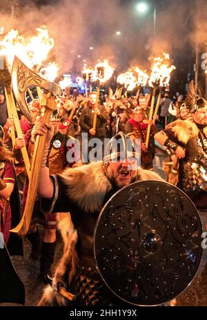 Shetland Vikings beleuchten das Eröffnungswochenende von Celtic Connections, als sie das Publikum in der Glasgow Royal Concert Hall mit brennenden Fackeln, Jubel und Songs begrüßen, die Helly AA feiern. Bilddatum: Samstag, 22. Januar 2022. Stockfoto