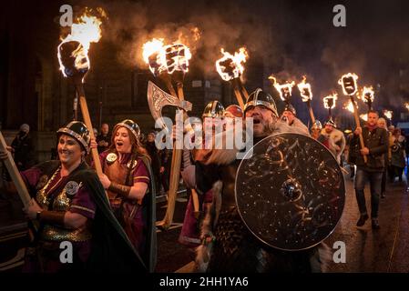 Shetland Vikings beleuchten das Eröffnungswochenende von Celtic Connections, als sie das Publikum in der Glasgow Royal Concert Hall mit brennenden Fackeln, Jubel und Songs begrüßen, die Helly AA feiern. Bilddatum: Samstag, 22. Januar 2022. Stockfoto