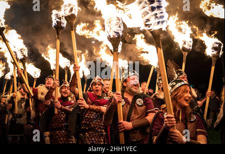 Shetland Vikings beleuchten das Eröffnungswochenende von Celtic Connections, als sie das Publikum in der Glasgow Royal Concert Hall mit brennenden Fackeln, Jubel und Songs begrüßen, die Helly AA feiern. Bilddatum: Samstag, 22. Januar 2022. Stockfoto