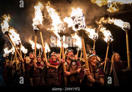 Shetland Vikings beleuchten das Eröffnungswochenende von Celtic Connections, als sie das Publikum in der Glasgow Royal Concert Hall mit brennenden Fackeln, Jubel und Songs begrüßen, die Helly AA feiern. Bilddatum: Samstag, 22. Januar 2022. Stockfoto