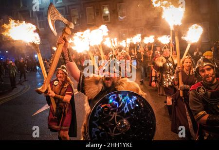 Shetland Vikings beleuchten das Eröffnungswochenende von Celtic Connections, als sie das Publikum in der Glasgow Royal Concert Hall mit brennenden Fackeln, Jubel und Songs begrüßen, die Helly AA feiern. Bilddatum: Samstag, 22. Januar 2022. Stockfoto