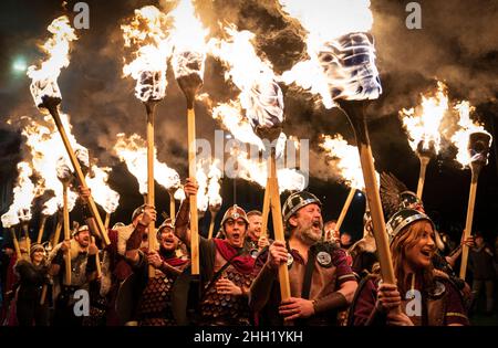 Shetland Vikings beleuchten das Eröffnungswochenende von Celtic Connections, als sie das Publikum in der Glasgow Royal Concert Hall mit brennenden Fackeln, Jubel und Songs begrüßen, die Helly AA feiern. Bilddatum: Samstag, 22. Januar 2022. Stockfoto