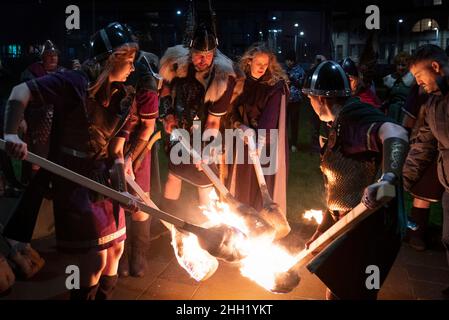 Shetland Vikings beleuchten das Eröffnungswochenende von Celtic Connections, als sie das Publikum in der Glasgow Royal Concert Hall mit brennenden Fackeln, Jubel und Songs begrüßen, die Helly AA feiern. Bilddatum: Samstag, 22. Januar 2022. Stockfoto