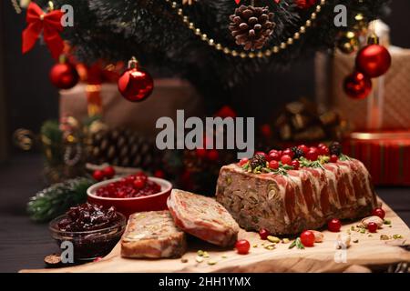 Traditionelle französische Terrine mit Speck und geschmücktem Weihnachtsbaum Stockfoto