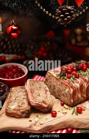 Traditionelle französische Terrine mit Speck und geschmücktem Weihnachtsbaum Stockfoto