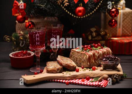 Traditionelle französische Terrine mit Speck und geschmücktem Weihnachtsbaum Stockfoto