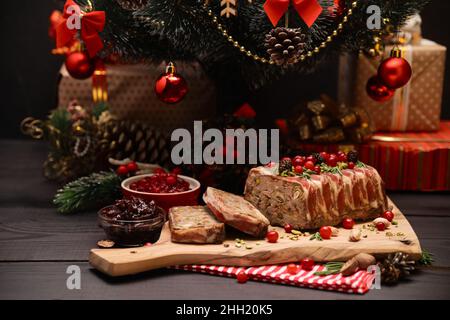 Traditionelle französische Terrine mit Speck und geschmücktem Weihnachtsbaum Stockfoto