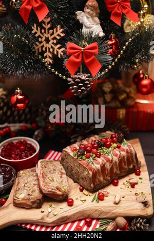 Traditionelle französische Terrine mit Speck und geschmücktem Weihnachtsbaum Stockfoto