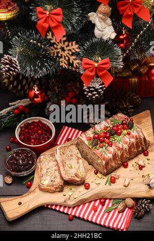 Traditionelle französische Terrine mit Speck und geschmücktem Weihnachtsbaum Stockfoto